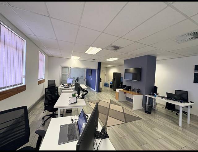 180M² OFFICE TO LET IN FOURWAYS